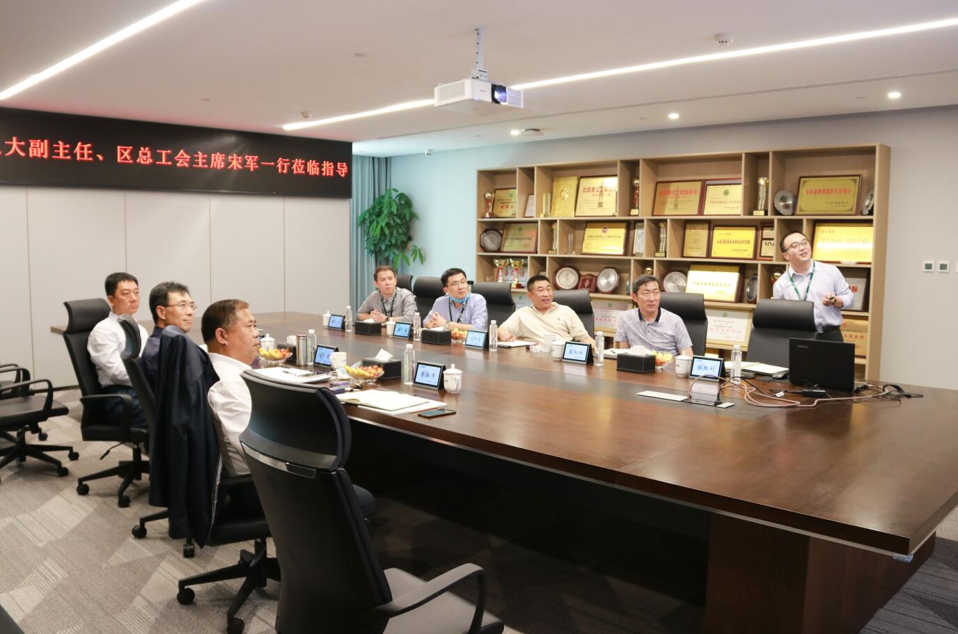 性爱直播
|崂山区人大副主任、区总工会主席宋军一行莅临性爱直播
调研考察(图3)