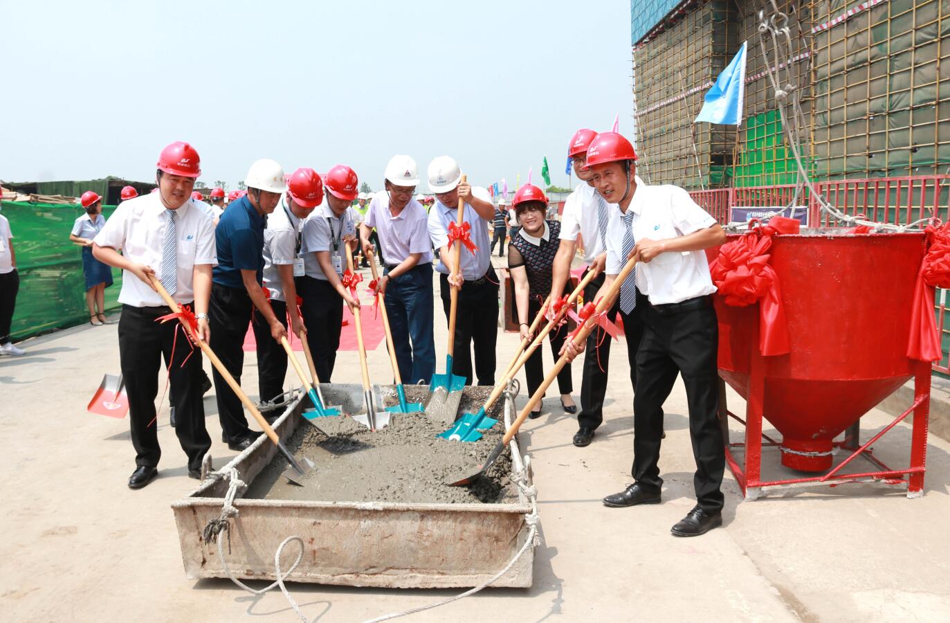 性爱直播
|匠心筑精品-青岛空港综合保税区服务中心项目顺利封顶(图2)