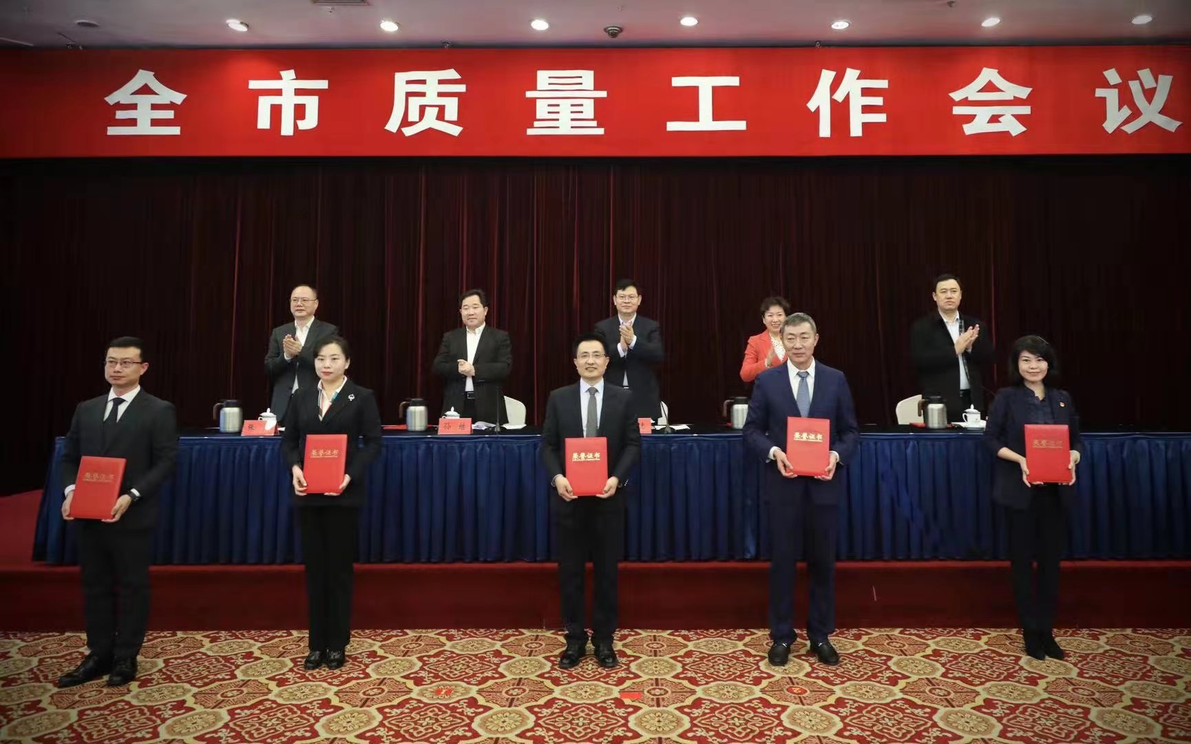 性爱直播
|以质量促发展，以质量促转型-第六届青岛市市长质量奖颁奖(图1)