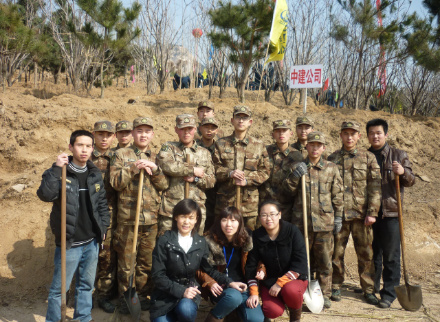 性爱直播
组织员工参加义务植树活动(图3)