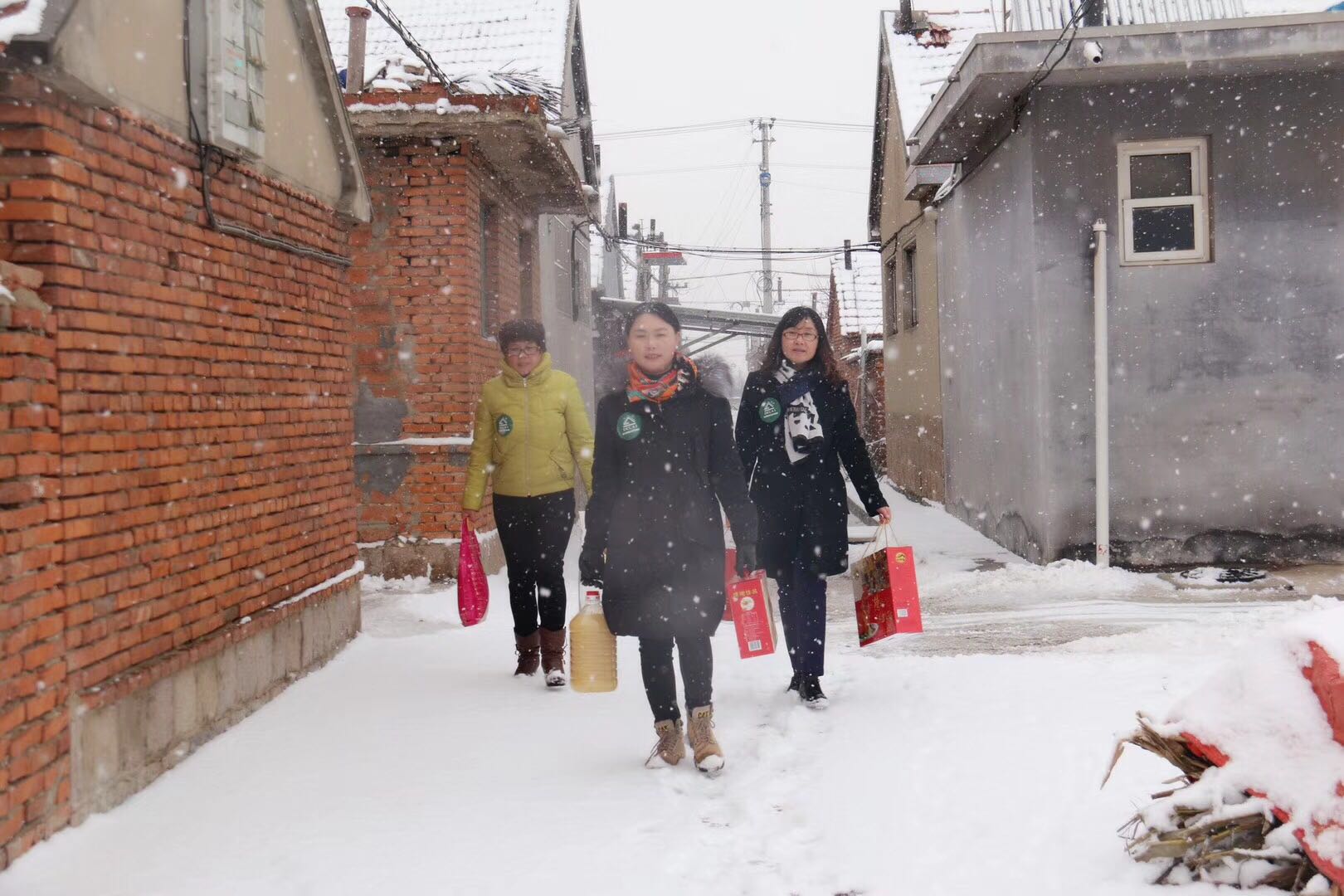 雪中送温暖  情谊暖人心——公司开展贫困群众慰问活动(图1)