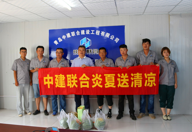 心系基层  情牵一线——性爱直播
开展炎夏送清凉活动(图1)