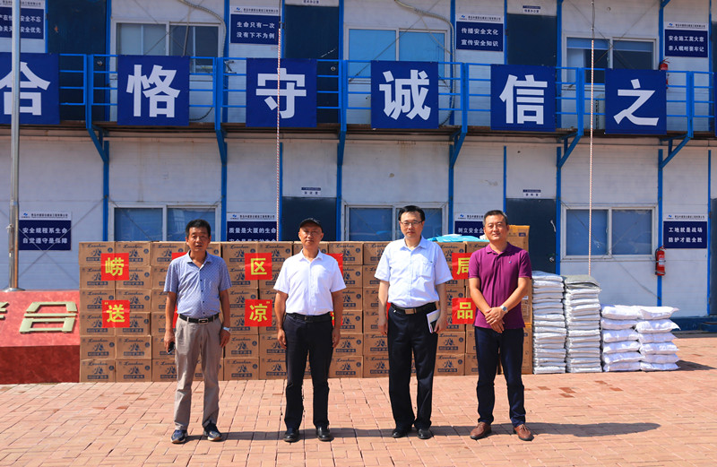 情系基层送清凉  坚守岗位战高温——崂山区城乡建设局走访慰问性爱直播
一线作业人员(图1)