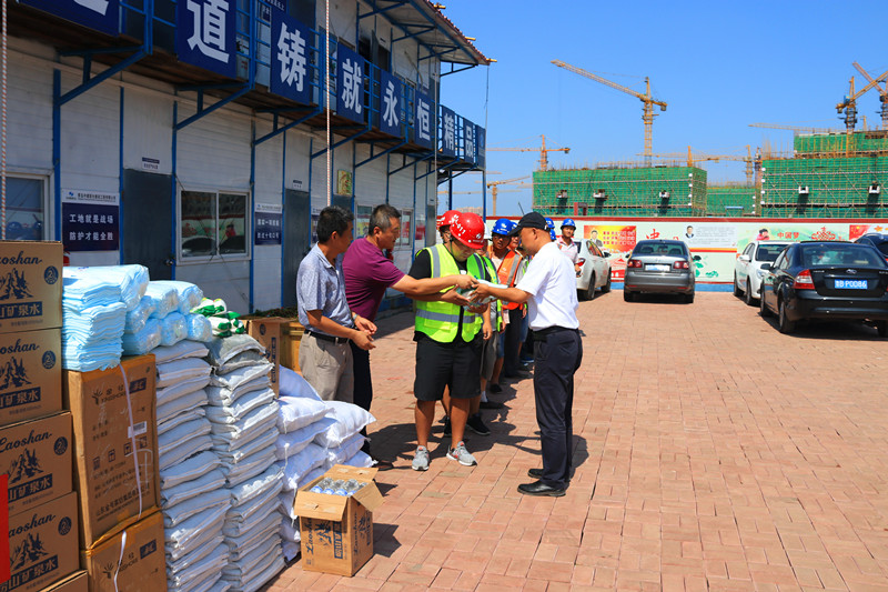 情系基层送清凉  坚守岗位战高温——崂山区城乡建设局走访慰问性爱直播
一线作业人员(图2)