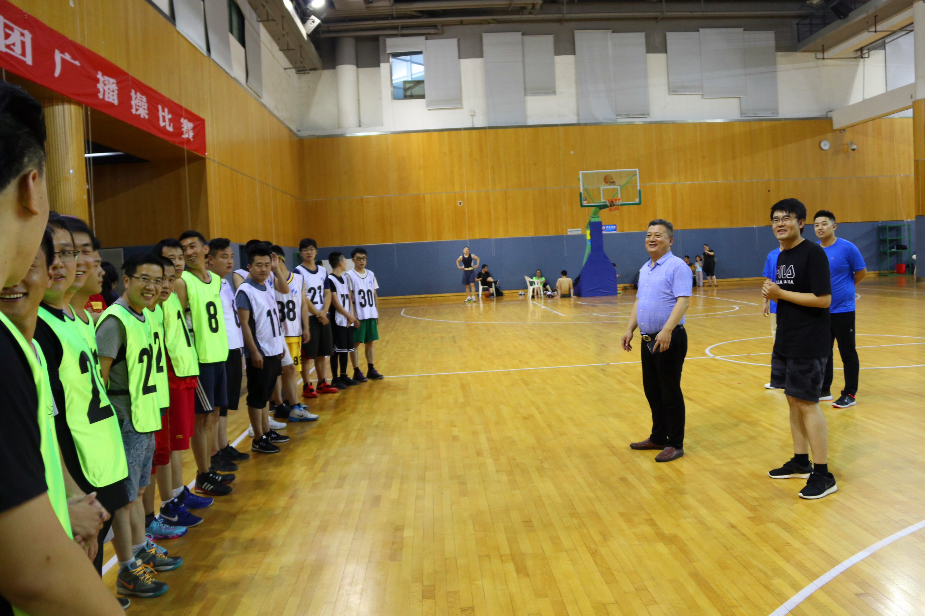 “性爱直播
杯”暨德才集团篮球邀请赛火热来袭(图1)