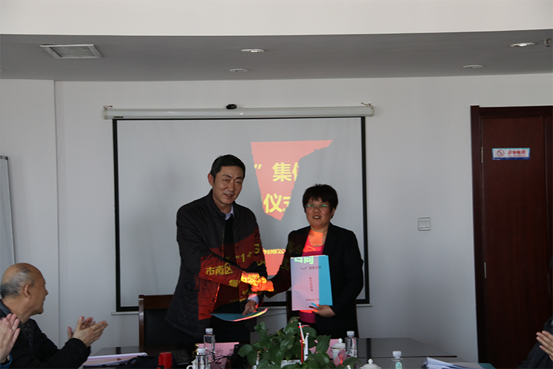 市南区总工会集体协商集中要约 暨“1+3”集体合同集中签约仪式在性爱直播
举行(图3)