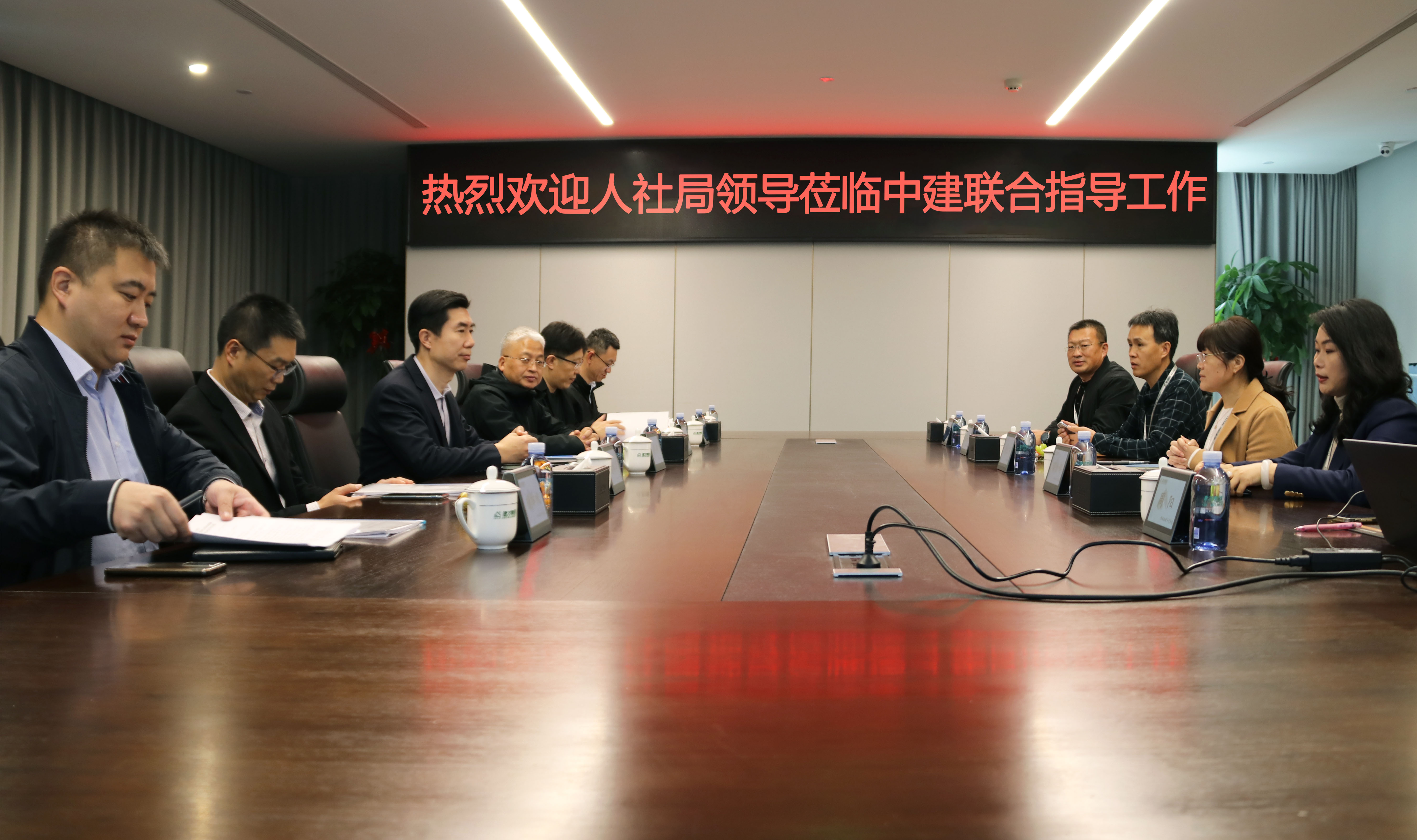 人社部领导莅临性爱直播
调研指导人才队伍建设工作(图1)