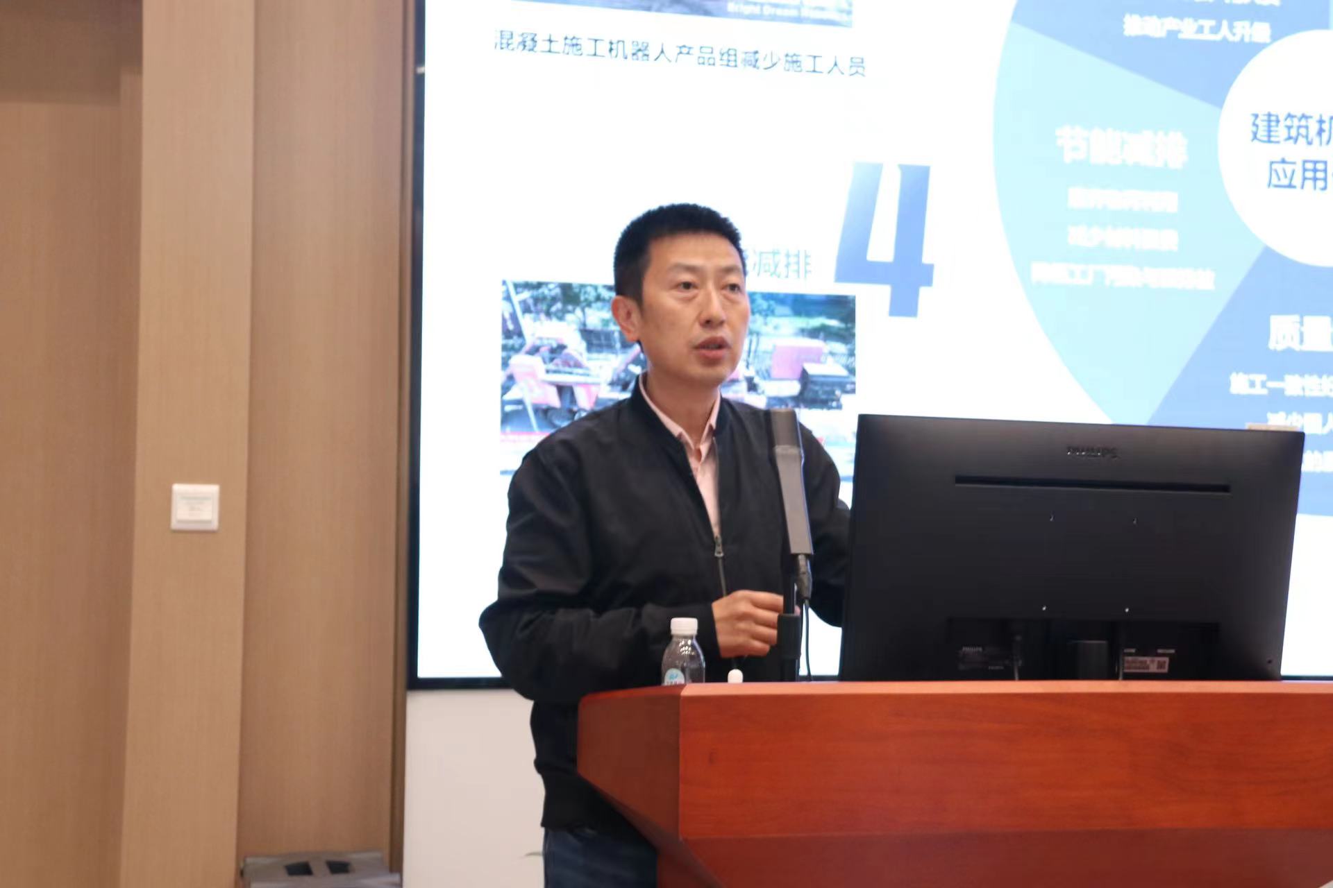 德才集团开展2023年度智能建造标杆项目培训讲座，性爱直播
董事长袁永林参加座谈(图2)