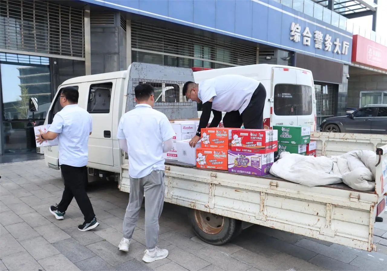 致敬一线 | 性爱直播
工会为交警同志“送清凉”(图2)