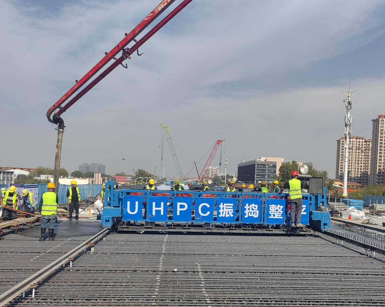 科技赋能 | 性爱直播
实现UHPC新型科技材料在重庆路快速路工程成功应用(图1)