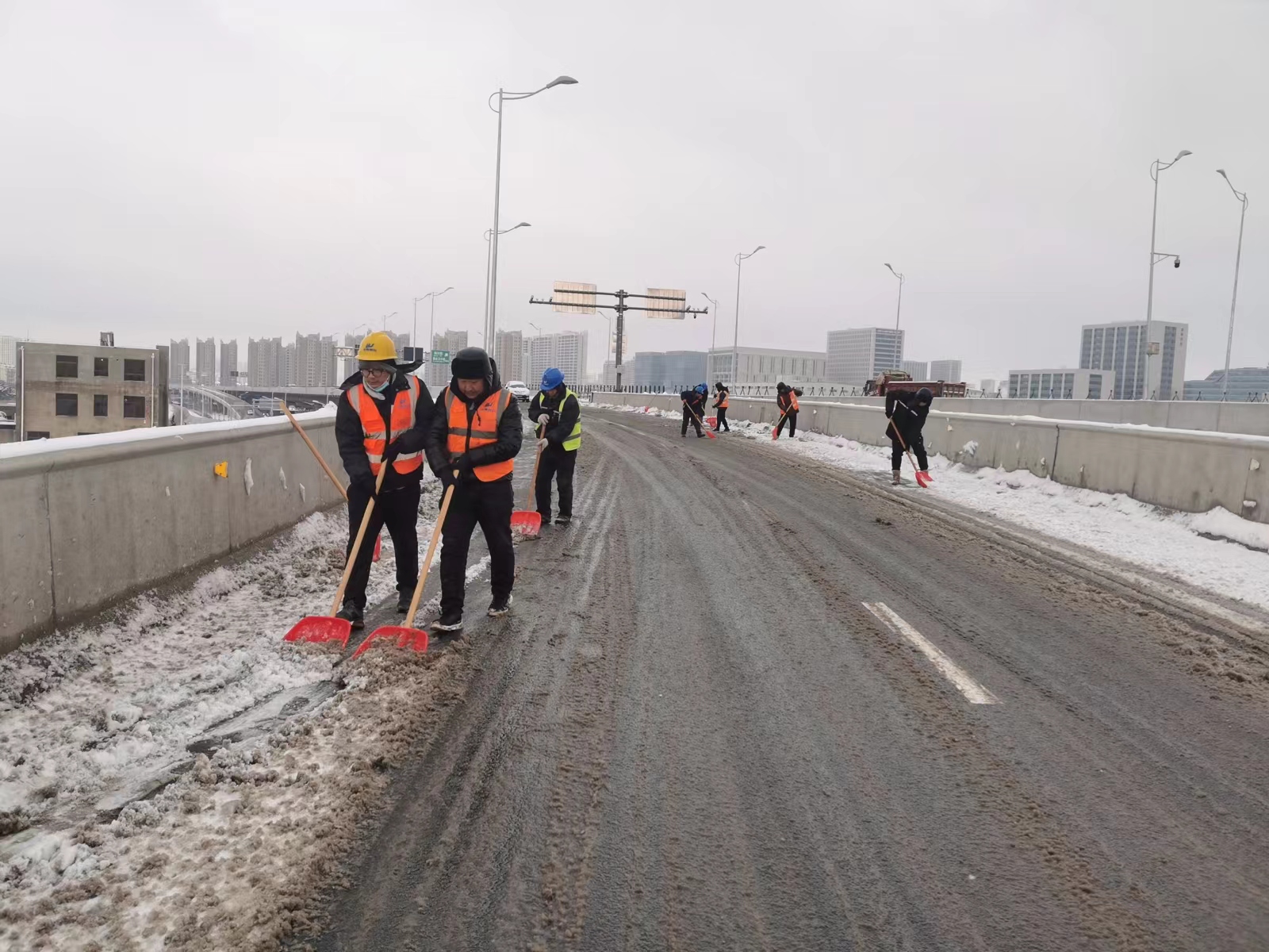 以雪为令 闻雪而动 | 性爱直播
全力清冰除雪保畅通(图1)