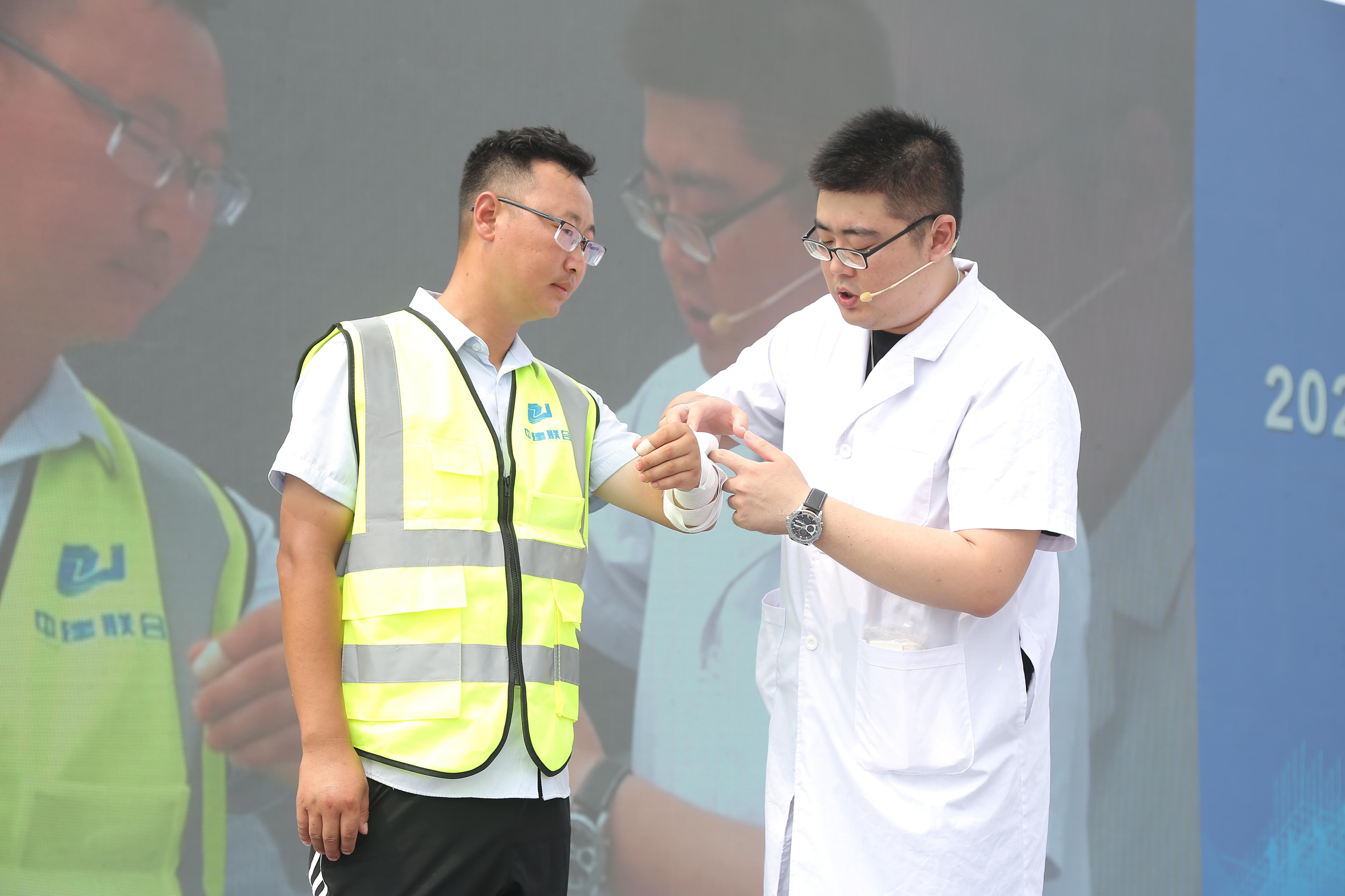 筑牢安全防线 | 性爱直播
承办2024年青岛市房屋建筑工程应急队伍拉动演练活动(图4)