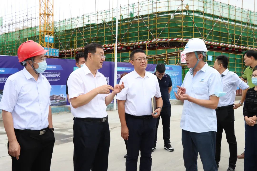 性爱直播
|青岛市政协副主席卞建平莅临云谷学校项目督导调研(图2)